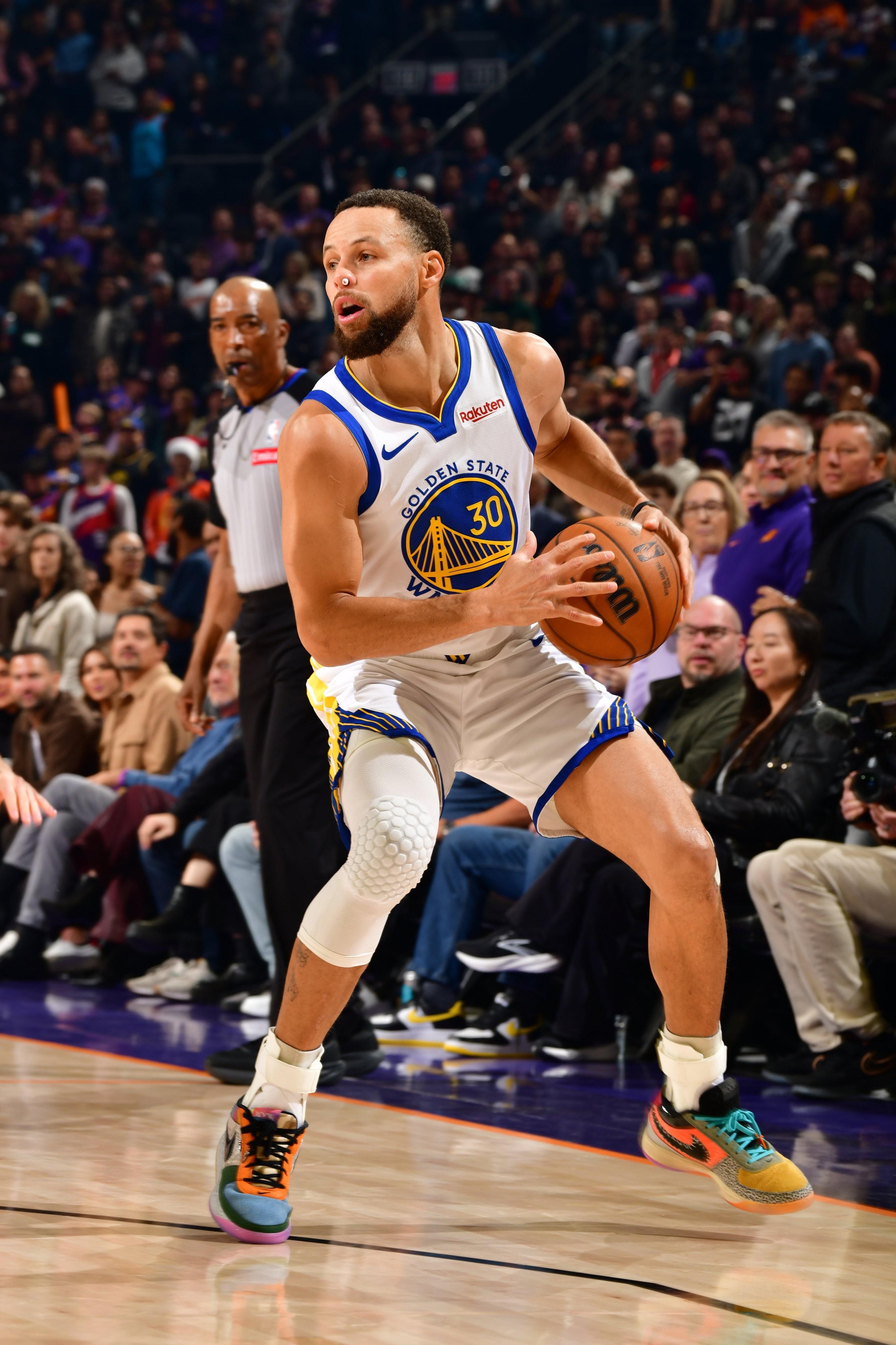 手感糟糕，庫(kù)里14投僅3中得15分9板7助，復(fù)出以來(lái)勇士三連敗