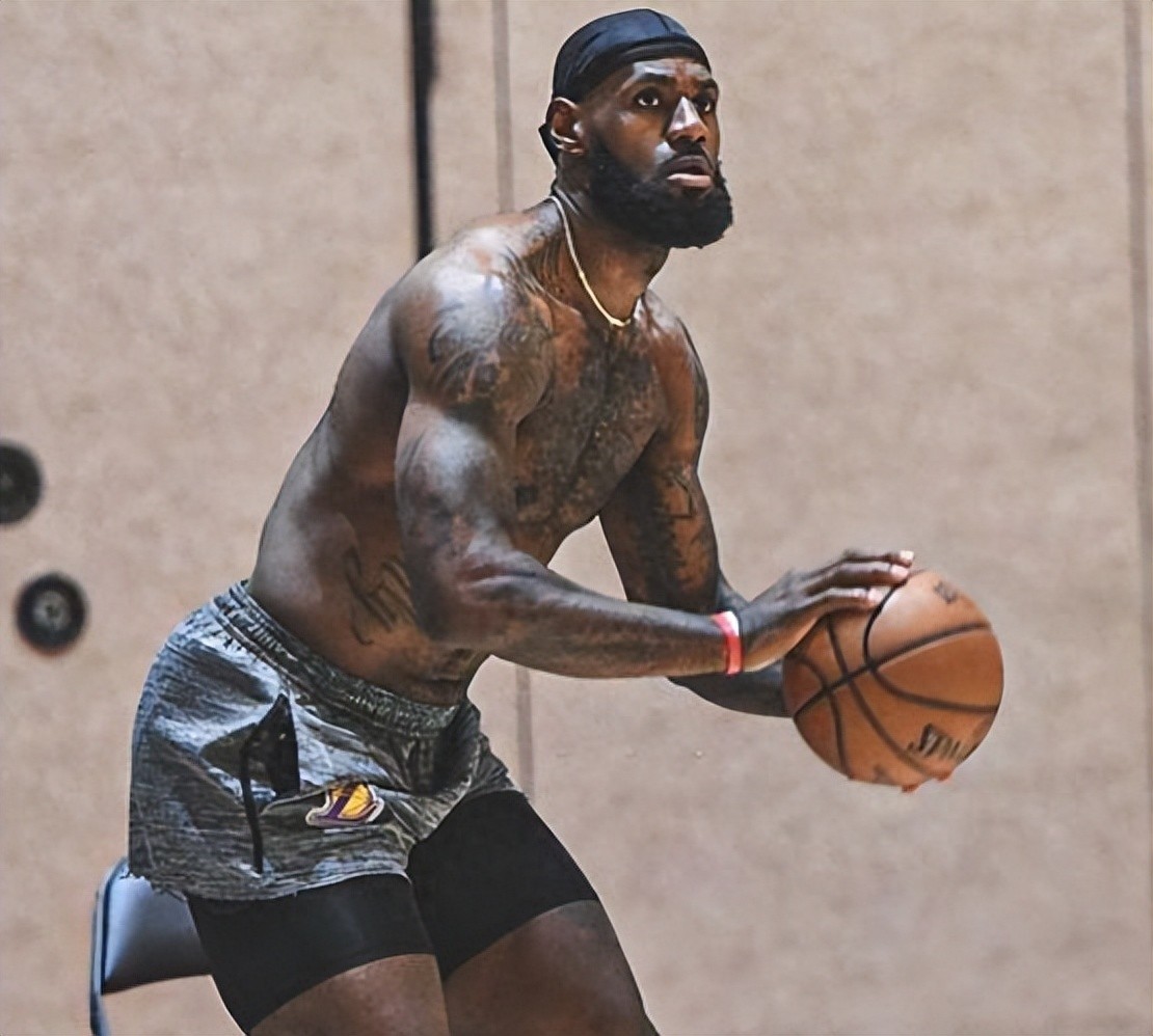 眾所周知詹姆斯肌肉覆蓋全身，為何卻幾乎看不到胸肌和腹肌呢？