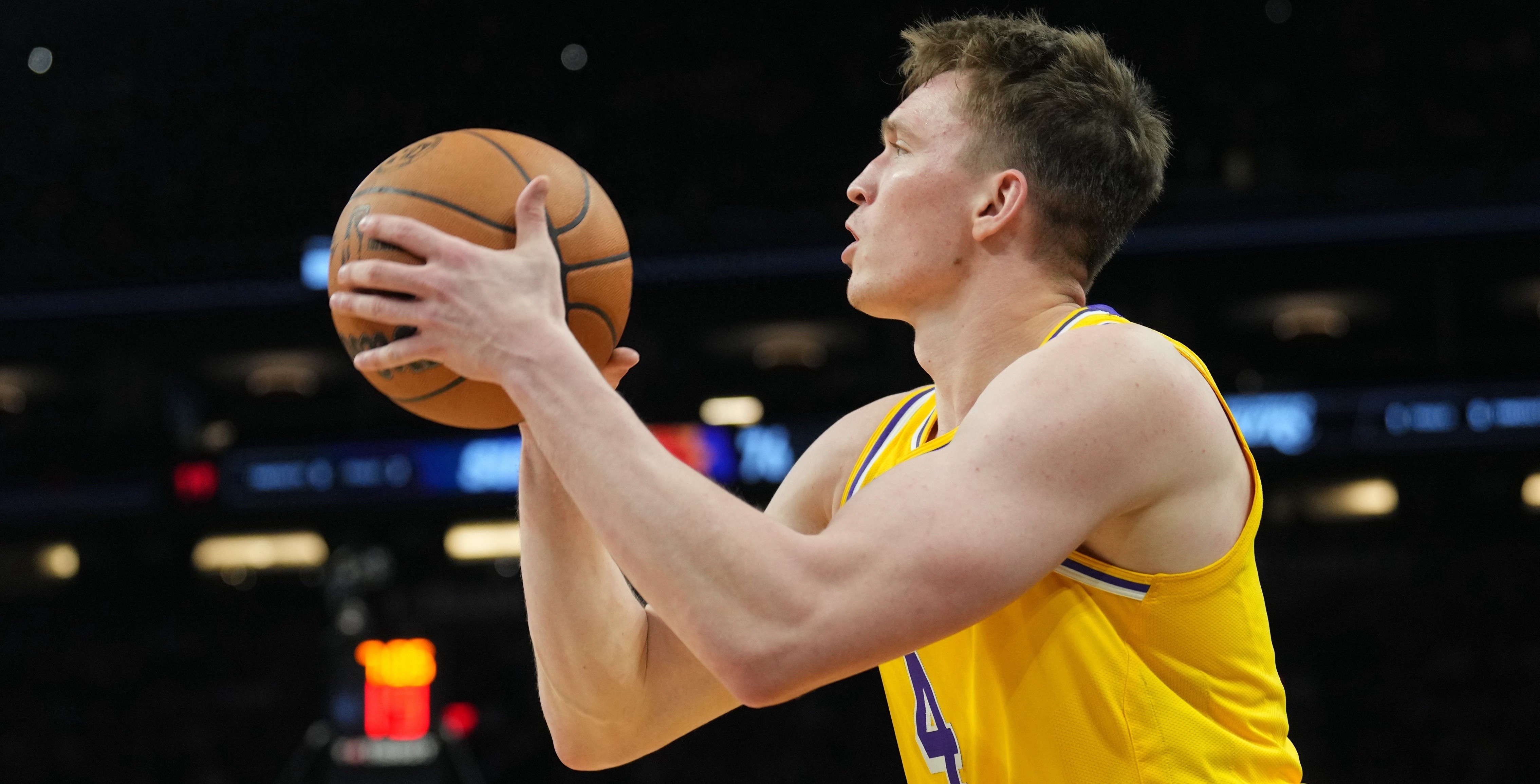 三分10中6轟30+5+2！到底是克內(nèi)克特真不行，還是雷迪克不會用？